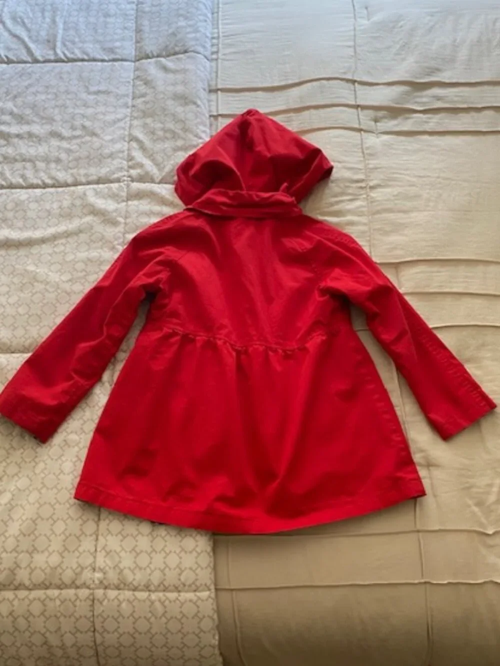 Adorable girl's red trench coat. Size 8-10 US (140 EU)